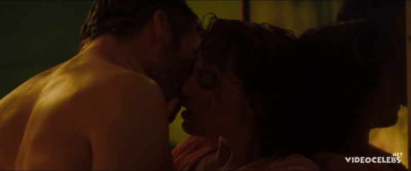 Margot Robbie sexy kissing – Z for Zachariah (2015)