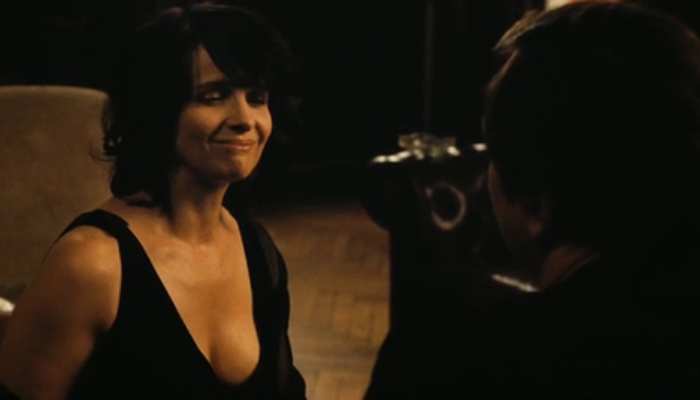 Juliette Binoche nude, Kristen Stewart sexy scene – Clouds of Sils Maria (2014)